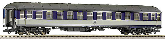 Passenger car 2nd class in POP livery with Digitaly operating doors and interior lights<br /><a href='images/pictures/Roco/45874.jpg' target='_blank'>Full size image</a>